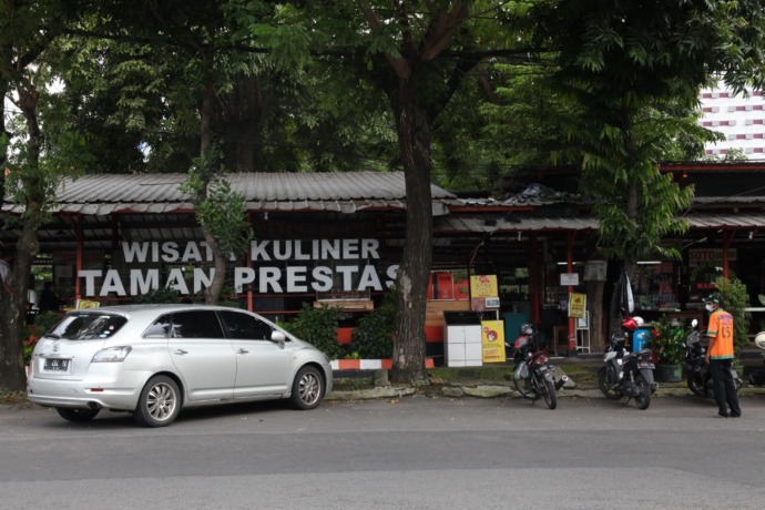NYAMAN: Salah satu sentra wisata kuliner (SWK) di Surabaya. (SURYANTO/RADAR SURABAYA)