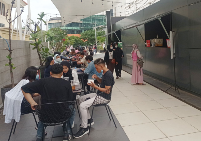 SUASANA YANG NYAMAN: Pengunjung menikmati suasana foodcourt di Alun-alun Surabaya yang ada di kompleks Balai Pemuda, Minggu (20/3).  (SURYANTO/RADAR SURABAYA)