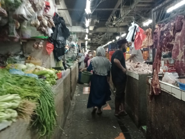 RAMAI: Kesibukan di Pasar Wonokromo, Surabaya. (SURYANTO)