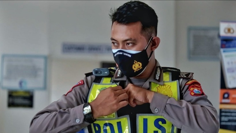 AKUNTABILITAS: Polisi lalu lintas di Surabaya akan dibekali kamera bodycam untuk mencegah pelanggaran di laparangan sebagai keseimbangan jika ada pengaduan. (ISTIMEWA)