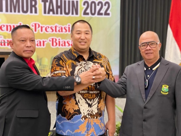 TERPILIH AKLAMASI: Tony Wahyudi terpilih secara aklamasi sebagai Ketua umum PBSI Jatim, dalam musprov yang digelar di Hotel Java Paragon Surabaya, Rabu (30/3). (ANDY SATRIA/RADAR SURABAYA)