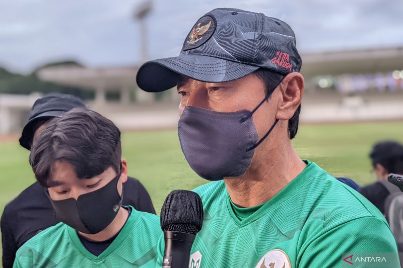 Pelatih tim nasional Indonesia Shin Tae-yong memberikan keterangan kepada pewarta usai memimpin latihan timnas U-19 di Stadion Madya Gelora Bung Karno, Jakarta, Rabu (2/3/2022).  (ANTARA)