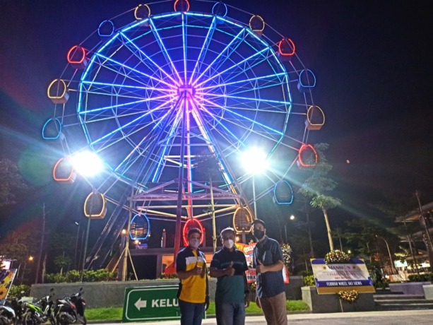 SOFT OPENING: Cholief Choerasjaini (tengah) bersama  Hendy Weriko (Senior Vice  President) BCA dan Aldo saat meninjau fasilitas permainan keluarga, Ferish Wheel, di CitraLand Driyorejo CBD. Dengan fasilitas yang semakin lengkap, selain menaikan nilai inve