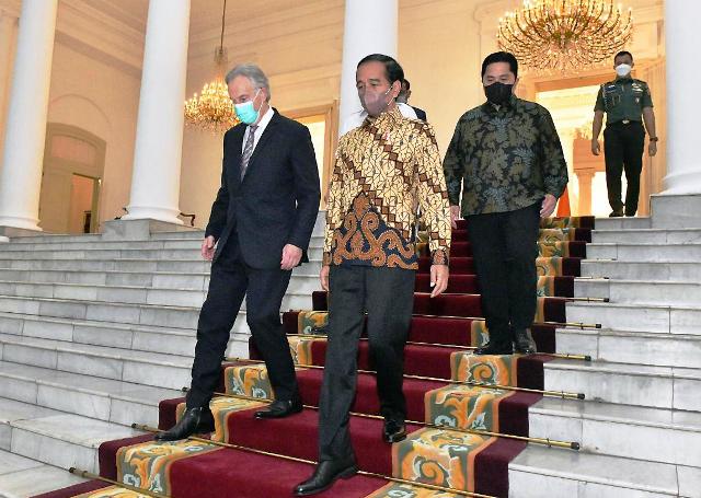 Menteri BUMN Erick Thohir saat mendampingi Presiden Jokowi menemui mantan PM Inggris Tony Blair. (ISTIMEWA)
