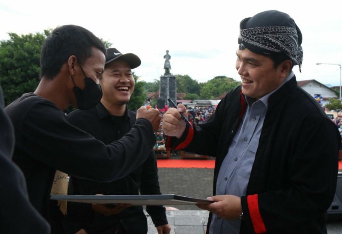 Erick Thohir dan generasi muda. (ISTIMEWA)