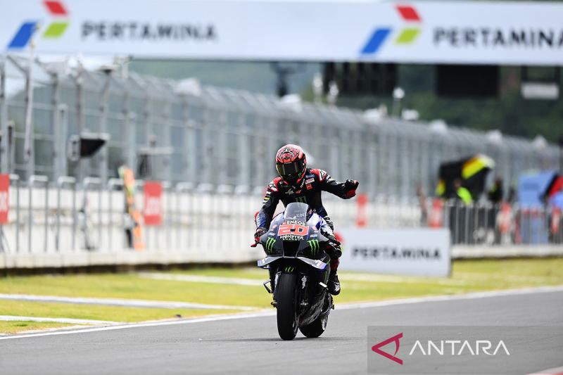 Pembalap Monster Energy Yamaha Fabio Quartararo melaju di pitlane saat sesi latihan bebas 4 (FP4) MotoGP seri Pertamina Grand Prix of Indonesia 2022 di Pertamina Mandalika International Street Circuit, Lombok Tengah, NTB, Sabtu (19/3/2022). (ANTARA)