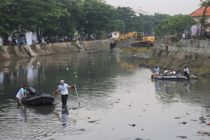 KALI BERSIH: Petugas dan warga bahu-membahu membersihkan sungai di kawasan Asemrowo, Surabaya, Jumat (25/3).  (SURYANTO/RADAR SURABAYA)