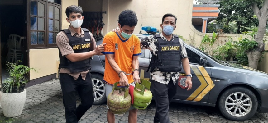 KUMAT LAGI: Tersangka spesialis pembobolan rumah kos ditangkap lagi di Siwalankerto, Surabaya. (IST)