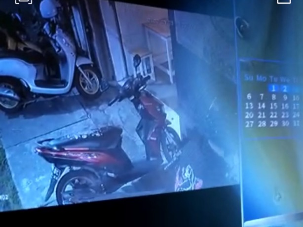 APES: Sepeda motor korban amblas dicuri maling terekam kamera pengawas. (IST)