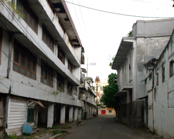 MASIH GAGAH: Sejumlah bangunan kolonial di Jalan Kalimalang, Surabaya. (LAMBERTUS HUREK/RADAR SURABAYA)