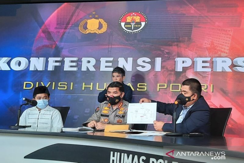 Kabag Banops Densus 88 Antiteror Polri Kombes Pol. Aswin Siregar (kanan) memperlihatkan diagram jaringan organisasi teroris Jamaah Islamiyah di Mabes Polri, Jakarta, Kamis (25/11/2021). (ANTARA/Laily Rahmawaty)
