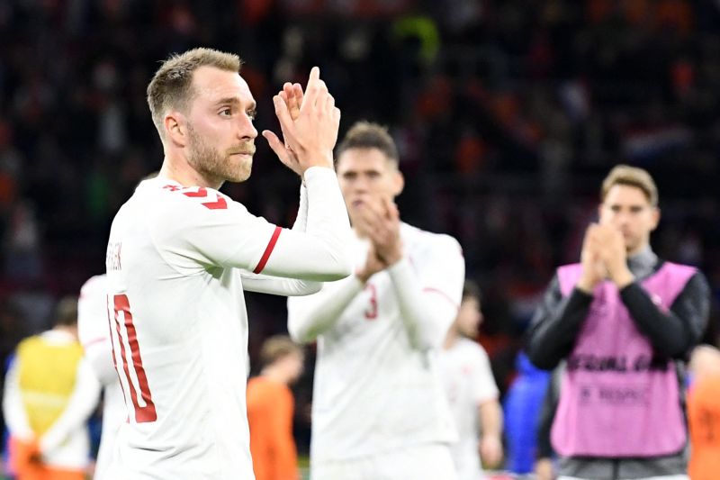 SEMANGAT LAGI: : Cristian Eriksen mendapat standing applaus dari fans Belanda saat berlaga di Arena Amsterdam. (UEFA)