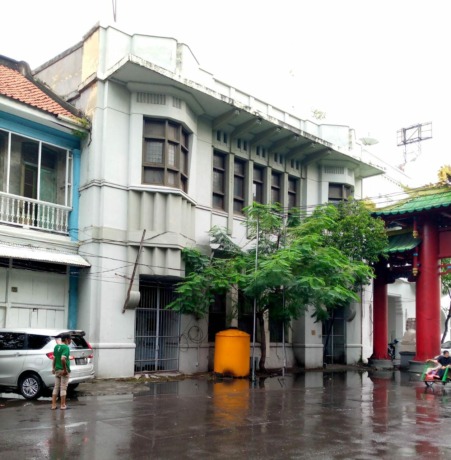 MASIH KOKOH: Eks kantor Bond van Huiseginaren Surabaya di Jalan Kembang Jepun 165 Surabaya. (LAMBERTUS HUREK/RADAR SURABAYA)