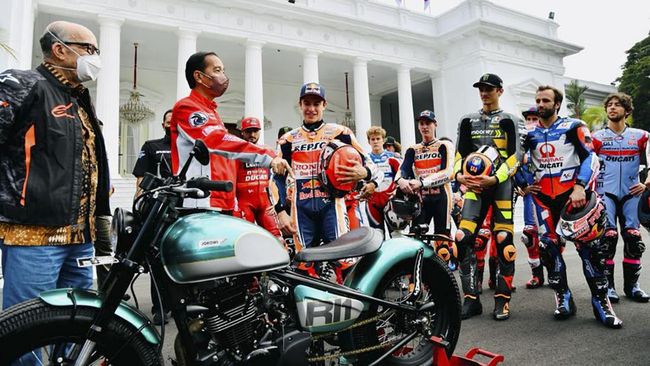 Presiden Jokowi saat menyambut para pebalap MotoGP di Istana Negara Jakarta. (CNN INDONESIA)