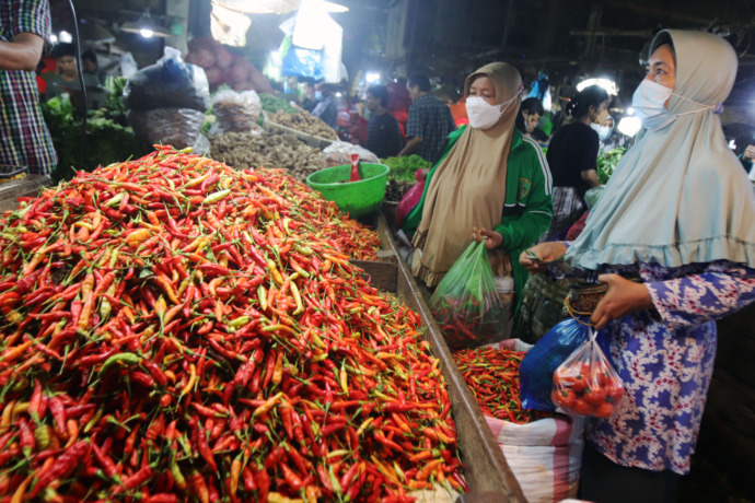 NAIK LAGI: Stok cabai rawit di Pasar Keputran, Surabaya, masih aman meski pasokan dari daerah berkurang. (ANDY SATRIA/RADAR SURABAYA)