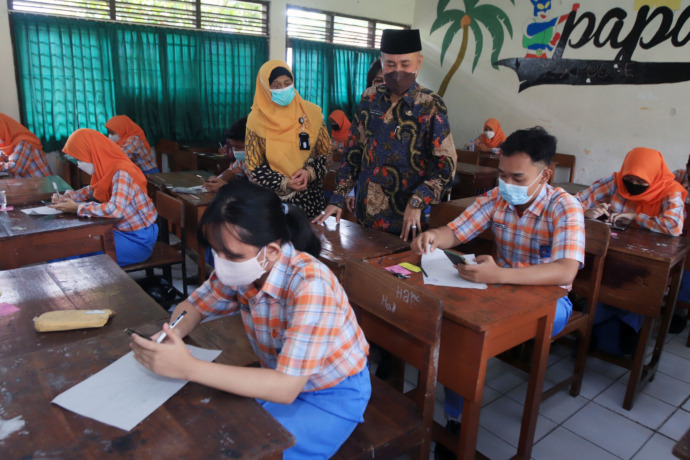 SIDAK: Kepala Dinas Pendidikan Jawa Timur Wahid Wahyudi meninjau evaluasi hasil belajar berbasis komputer dan smartphone di Surabaya. (ANDY SATRIA/RADAR SURABAYA)