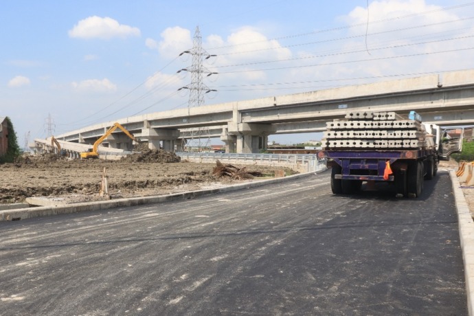 ADA KENDALA: Suasana pengerjaan proyek jalan lingkar luar barat (JLLB) di kawasan Benowo, Surabaya. (SURYANTO/RADAR SURABAYA)