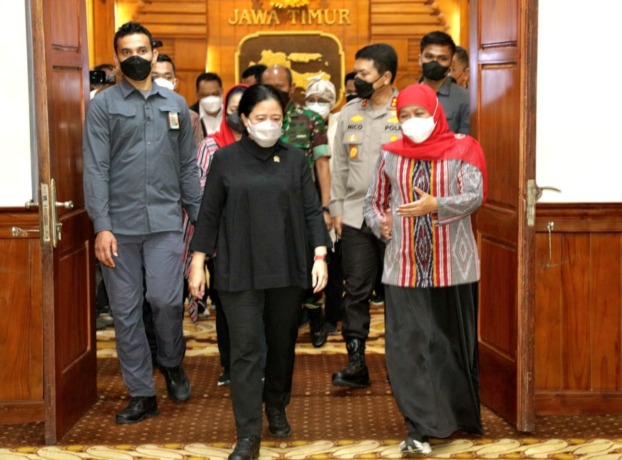SAMBUT KETUA DPR: Gubernur Jawa Timur Khofifah Indar Parawansa menerima kunjungan Ketua DPR RI Puan Maharani di Gedung Negara Grahadi, Surabaya. (ANDY SATRIA/RADAR SURABAYA)