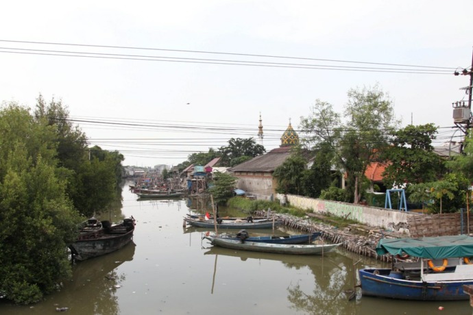 PERLU NORMALISASI: Deretan bangunan di sempadan Sungai Kalianak, Surabaya, Kamis (10/3). Normalisasi sungai di kawasan itu masih terkendala. (SURYANTO/RADAR SURABAYA)
