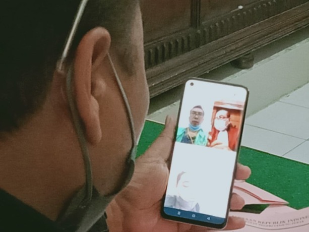 AKAL BULUS: Yap Yosep Darmawan diadili secara daring. LUKMAN (AF/RADAR SURABAYA)