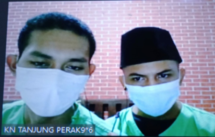 KOMPAK: Alfain Ichdy Tabarukan dan Leo Alessandro Fugu Soba diadili di PN Surabaya. (LUKMAN AF/RADAR SURABAYA)