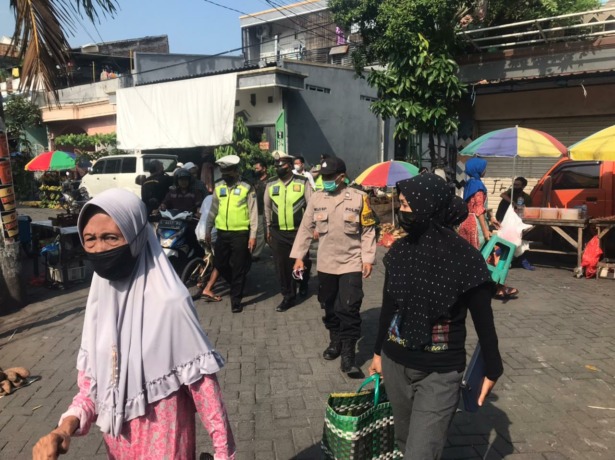 PROKES: Operasi yustisi prokes jelang Ramadan di Pasar Kalianak, Surabaya. (SEPUTAR PERAK)
