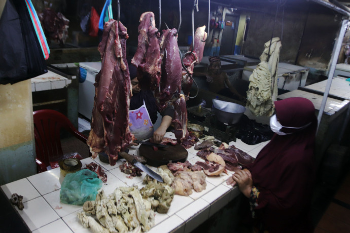 AMAN: Permintaan daging sapi di Pasar Wonokromo masih normal jelang Ramadan. (Andy Satria/Radar Surabaya)