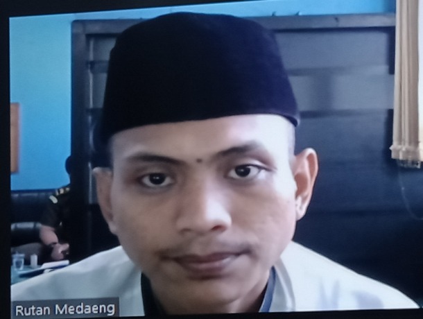 EMOSIONAL: Terdakwa Ismail disidang secara daring dari Rutan Medaeng. (LUKMAN/RADAR SURABAYA)