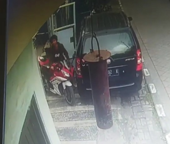 TEGA BANGET: Pelaku curanmor terekam kamera pengawas di kawasan Bratang Lapangan, Surabaya. (IST)