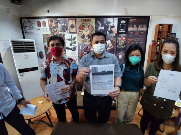TERTIPU :Korban investasi alkes bersama kuasa hukumnya seusai melapor ke Polrestabes Surabaya. (IST)