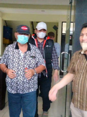 MENYERAH: Terpidana Agustinus Tri Siwi Roy Tjahjoko diamankan di kawasan Waru, Sidoarjo. (IST)