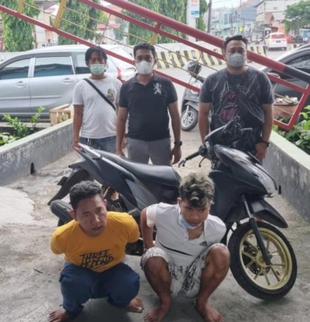 KAWAKAN: Tersangka Ahmad Basir dan Ahmad Rafiki ditahan di Polres Pelabuhan Tanjung Perak. (IST)