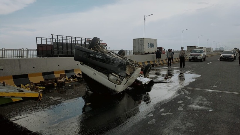 LAKA LANTAS: Mobil pikap D 8909 XT terbalik akibat tabrakan di Jembatan Suramadu, Rabu (9/3). (IST)