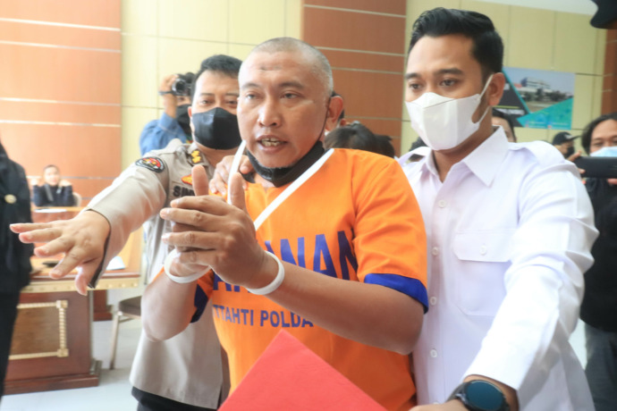 KAWAKAN: Tersangka Bambang Suryo diamankan di Polda Jatim gara-gara terlibat kasus dugaan suap Liga 3, Rabu (16/3).   (SURYANTO/RADAR SURABAYA)