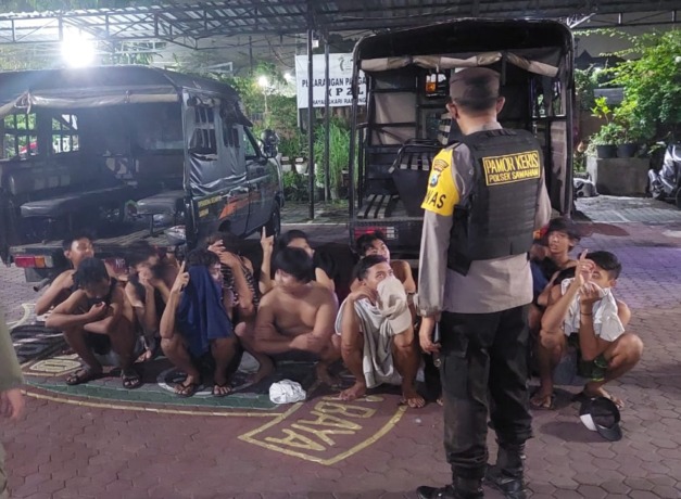 DIBINA: Sebanyak 18 remaja diamankan Polsek Sawahan dan Satpol PP Surabaya, Kamis (24/3). (IST)