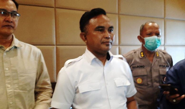 CARI SOLUSI: Kombes Pol Dekananto Eko Purwono memberikan keterangan kepada wartawan, Kamis (17/3). (MAHRUS/RADAR SURABAYA)