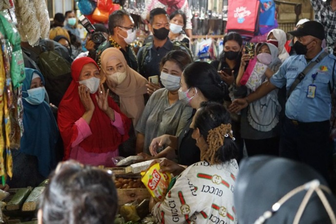 SIDAK PASAR: Ketua DPR RI Puan Maharani memantau harga bahan pokok di Pasar Tambakrejo, Surabaya, Rabu (2/3). (SURYANTO/RADAR SURABAYA)