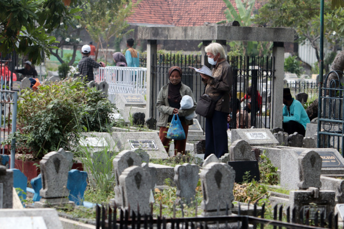 ZIARAH KUBUR: Sejumlah warga melakukan ziarah ke makam kerabat mereka di TPU Ngagel, Kamis (31/3).  (ANDY SATRIA/RADAR SURABAYA)