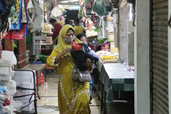 ZERO WASTE: 9 Maret lalu Perwali Pembatasan Kantong Plastik disahkan, saat ini sedang sosialisasi dan bulan depan diberlakukan sanksi. (SURYANTO/RADAR SURABAYA)
