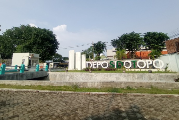 KAWASAN TERBATAS: Depo kereta api Sidotopo tak hanya sebagai bengkel kereta, tapi gudang bagi lokomotif maupun gerbong yang tak terpakai hingga lokomotif khusus perbaikan rel. (SURYANTO/RADAR SURABAYA)