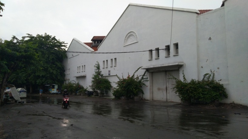 KOKOH BERPINTU LEBAR: Bangunan yang berdiri di Jalan Sulung ini dulunya merupakan gudang sekaligus bengkel peralatan dan sejata militer. (DOK RAYA)