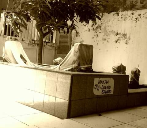 TERAWAT: Makam Mbah Sanusi di kawasan Undaan, Surabaya. Almarhum salah satu pecahan Laskar Pangeran Diponegoro yang melakukan pelarian ke Surabaya dari kejaran Belanda. (DOK)