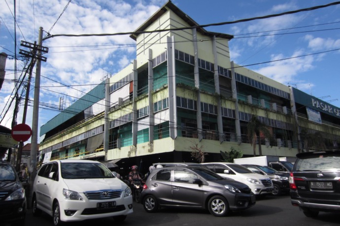 BANGUNAN BARU: Jika dulu Pasar Genteng hanya pasar krempyeng yang pada pagi hari saja, kini sampai malam sore ini masih ramai. (SURYANTO/RADAR SURABAYA)