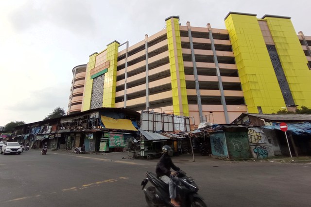 LAUNCING KEMBALI: Bangunan penampungan sementara pedagang dan gedung bertingkat Pasar Turi Baru yang menampung para pedagang. (SURYANTO/RADAR SURABAYA)