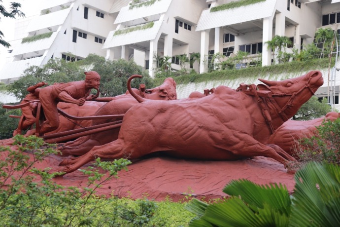 TRADISI MADURA: Patung Karapan Sapi ini karya seniman Bali bernama I Nyoman Nuarta dan diresmikan oleh Presiden Soeharto pada 1990. (LUKMAN/RADAR SURABAYA)