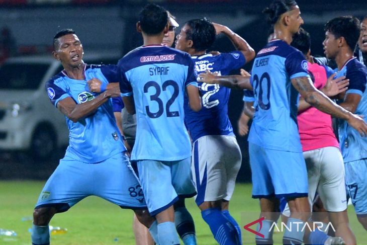 BERJUANG: Pemain Persela terlibat gesekan saat berjuang untuk bertahan di Liga 1. (ANTARA)