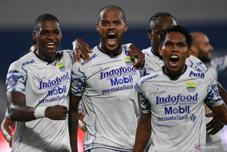 SENANG SEKALI: Pemain Persib makin optimistis meraih gelar juara Liga 1 di musim pandemi ini. (ANTARA)