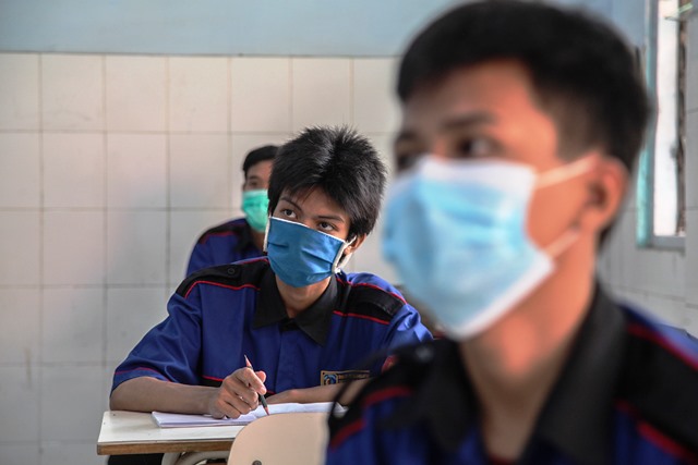 TUNGGU PENCAIRAN: Ada 13.515 siswa SMA/SMK di Surabaya yang menerima bantuan biaya pendidikan SMA/SMK. (SURYANTO/RADAR SURABAYA)
