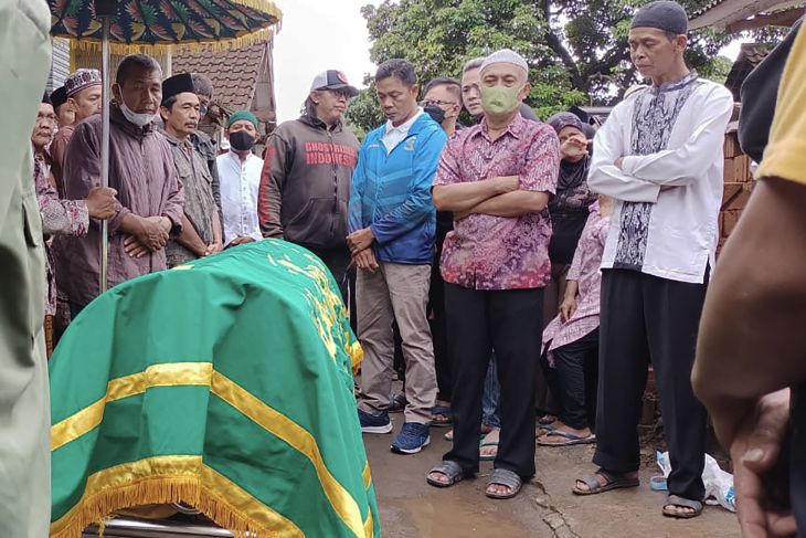 PRIHATIN: Keluarga dan kerabat tengah melakukan persiapan untuk melakukan proses pemakaman jenazah petinju nasional Hero Tito, di Desa Banjarejo, Kecamatan Pakis, Kabupaten Malang, Jumat (4/3/2022). (ANTARA/HO-Achmad Haris)
