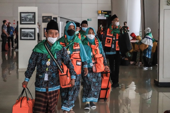 ALHAMDULILLAH: Sejumlah jamaah umrah siap berangkat dari Bandara Internasional Juanda Surabaya. (SURYANTO/RADAR SURABAYA)